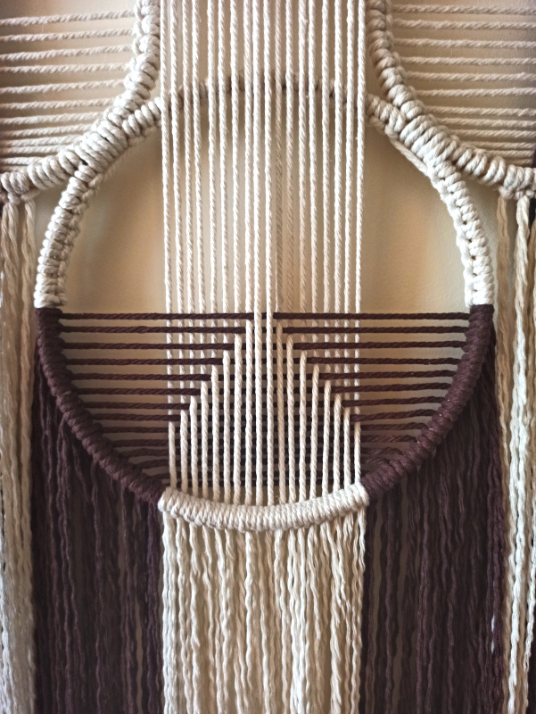 EQUILIBRIO - Tapiz de cuerdas de algodón sobre estructura de aros de madera, 85 cm alto, 75 cm ancho, 1,5 cm hondo